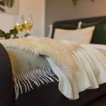 Read All About It - Stylish Central Studio Boekarest Buitenkant foto